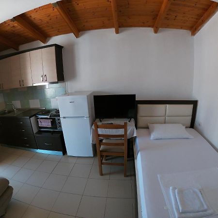 Honey Apartments Near Promenade Sarandë Esterno foto